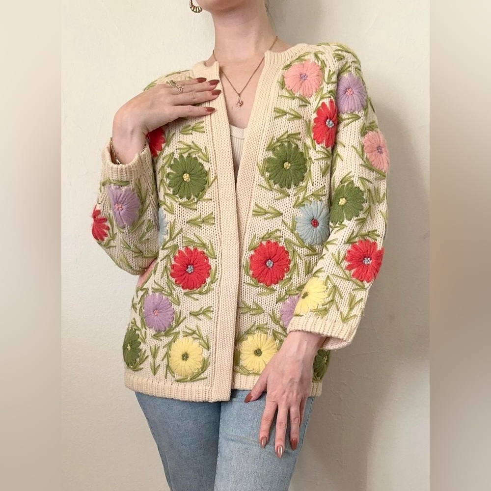 Vintage 1950s Hand Loomed Colorful Flower Cardigan Sweater - Picture 4 of 6